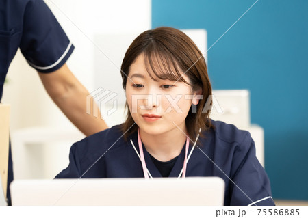 医療従事者の女性 75586885