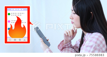 ネット炎上して困る女性イメージ ネット炎上して困る女性イメージ 75586983