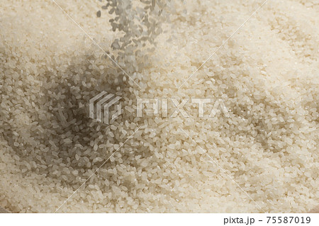 落ちてくる大量の白米 75587019