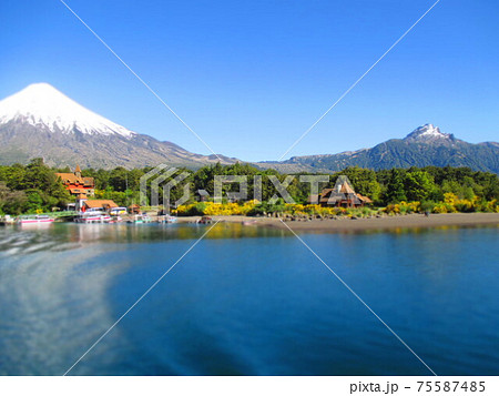 チリ　オソルノ山　トドス・ロス・サントス湖　ジオラマ風 75587485