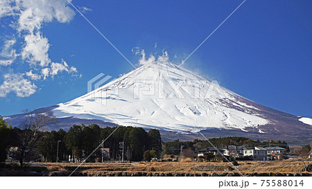 富士山のある風景〈01〉雪景色の富士山(御殿場市内) 富士山のある風景〈01〉雪景色の富士山(御殿場市内) 75588014