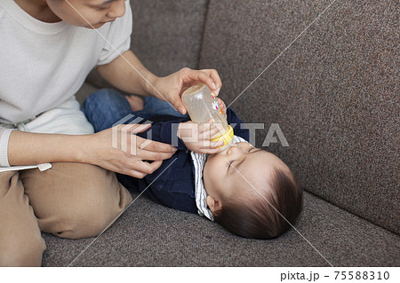 哺乳瓶でミルクを飲む赤ちゃんの写真素材
