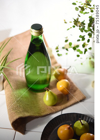 水の入ったボトル 75589045