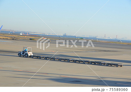 空港で働く車 トーイングトラクター 羽田空港 東京都大田区 の写真素材