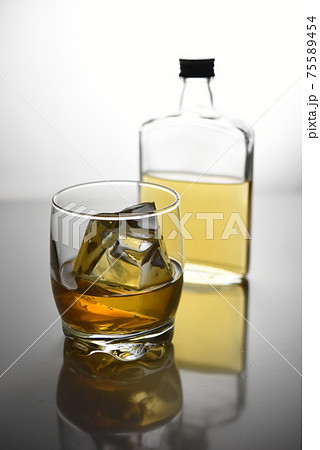 ウイスキー オンザロック ウイスキー オンザロック 75589454