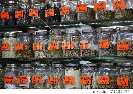 香港・徳輔道西の薬草、干し貝柱、塩干し魚などを売る店。何の料理に使うのか分からないものもある 香港・徳輔道西の薬草、干し貝柱、塩干し魚などを売る店。何の料理に使うのか分からないものもある 75589474