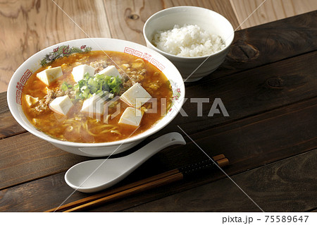 万能ねぎが沢山のっている熱々の麻婆豆腐ラーメンと小ライスのセット 75589647