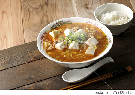 万能ねぎが沢山のっている熱々の麻婆豆腐ラーメンと小ライスのセット 75589649