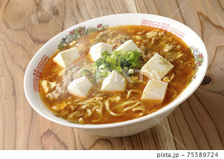 万能ねぎが沢山のっている山椒入りの熱々麻婆豆腐ラーメン 75589724