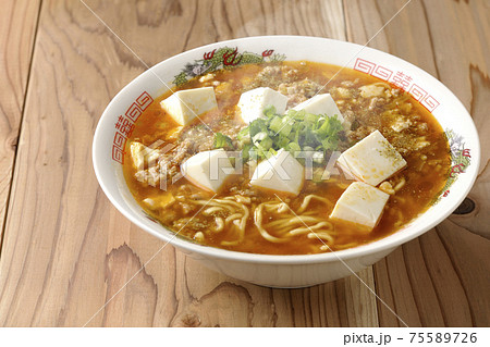 万能ねぎが沢山のっている山椒入りの熱々麻婆豆腐ラーメン 75589726