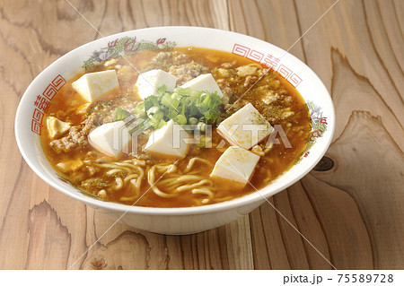 万能ねぎが沢山のっている山椒入りの熱々麻婆豆腐ラーメン 万能ねぎが沢山のっている山椒入りの熱々麻婆豆腐ラーメン 75589728