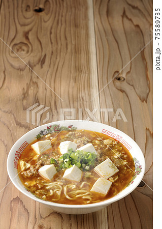 万能ねぎが沢山のっている山椒入りの熱々麻婆豆腐ラーメン 万能ねぎが沢山のっている山椒入りの熱々麻婆豆腐ラーメン 75589735
