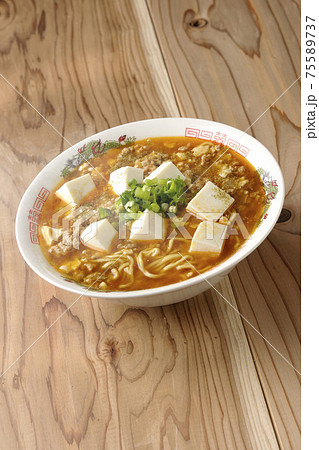 万能ねぎが沢山のっている山椒入りの熱々麻婆豆腐ラーメン 万能ねぎが沢山のっている山椒入りの熱々麻婆豆腐ラーメン 75589737