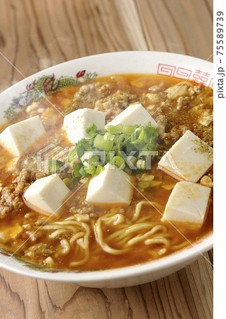 万能ねぎが沢山のっている山椒入りの熱々麻婆豆腐ラーメン 75589739