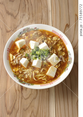 万能ねぎが沢山のっている山椒入りの熱々麻婆豆腐ラーメン（俯瞰） 75589772