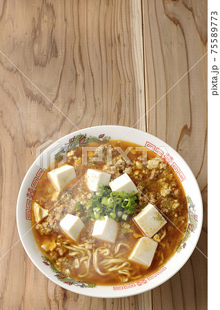 万能ねぎが沢山のっている山椒入りの熱々麻婆豆腐ラーメン（俯瞰） 75589773