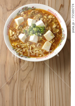 万能ねぎが沢山のっている山椒入りの熱々麻婆豆腐ラーメン(俯瞰) 万能ねぎが沢山のっている山椒入りの熱々麻婆豆腐ラーメン(俯瞰) 75589774