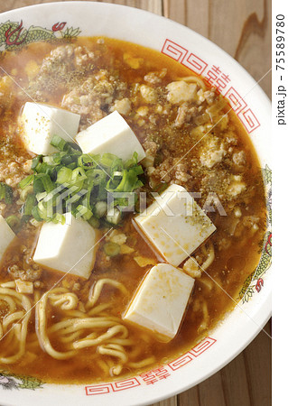 万能ねぎが沢山のっている山椒入りの熱々麻婆豆腐ラーメン（俯瞰） 75589780