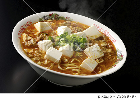 万能ねぎが沢山のっている山椒入りの熱々麻婆豆腐ラーメンを黒背景で撮影 75589797
