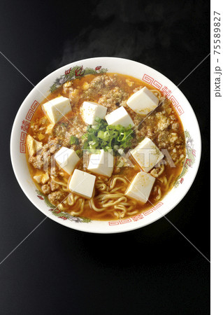 万能ねぎが沢山のっている山椒入りの熱々麻婆豆腐ラーメンを黒背景で撮影(俯瞰) 万能ねぎが沢山のっている山椒入りの熱々麻婆豆腐ラーメンを黒背景で撮影(俯瞰) 75589827