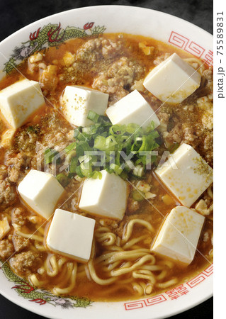 万能ねぎが沢山のっている山椒入りの熱々麻婆豆腐ラーメンを黒背景で撮影（俯瞰） 75589831