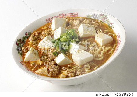万能ねぎが沢山のっている山椒入りの熱々麻婆豆腐ラーメンを白背景で撮影 万能ねぎが沢山のっている山椒入りの熱々麻婆豆腐ラーメンを白背景で撮影 75589854