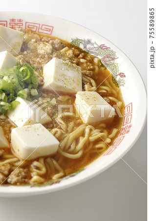 万能ねぎが沢山のっている山椒入りの熱々麻婆豆腐ラーメンを白背景で撮影 75589865