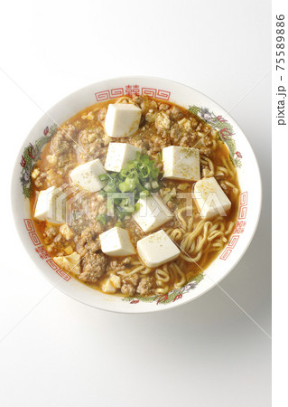 万能ねぎが沢山のっている山椒入りの熱々麻婆豆腐ラーメンを白背景で撮影(俯瞰) 万能ねぎが沢山のっている山椒入りの熱々麻婆豆腐ラーメンを白背景で撮影(俯瞰) 75589886