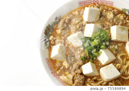 万能ねぎが沢山のっている山椒入りの熱々麻婆豆腐ラーメンを白背景で撮影（俯瞰） 75589894