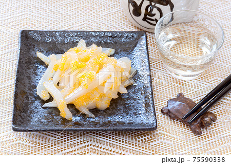 黄金イカを酒の肴に日本酒を飲むの写真素材