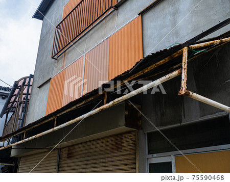 街中にある建物劣化箇所 街中にある建物劣化箇所 75590468