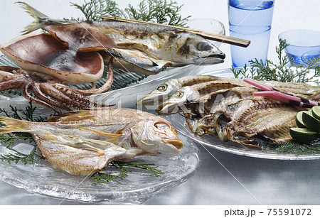 焼いた干物4種類を皿盛りにしたイメージ撮影の写真素材 [75591072] - PIXTA