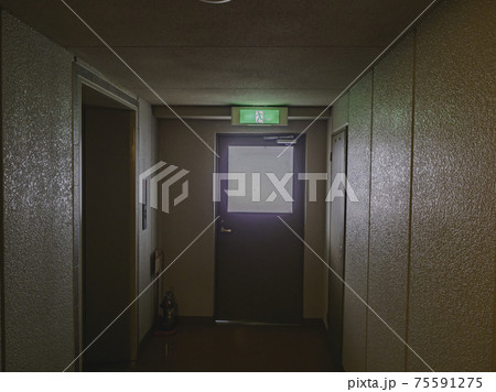【誘導灯】街中にある建物劣化箇所 75591275