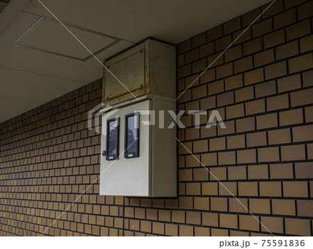 【電気メーター】街中にある建物劣化箇所 75591836