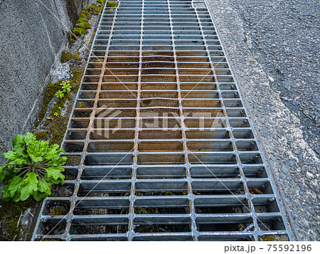 【グレーチング】街中にある建物劣化箇所 75592196