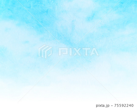オイルパステルで描かれた抽象的な青空と白い雲が上から下へグラデーションで薄くなる背景イラスト 75592240
