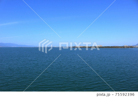 近江大橋から見た琵琶湖の景色 近江大橋から見た琵琶湖の景色 75592396