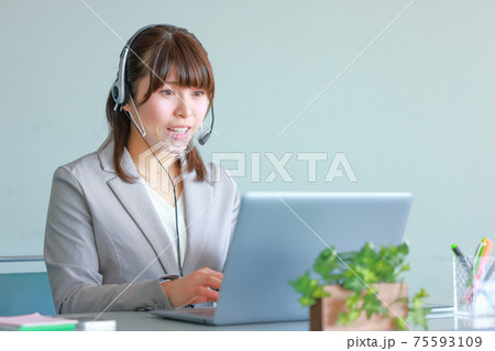 クリアマスクでオンラインミーティング_快活に話す女性 75593109
