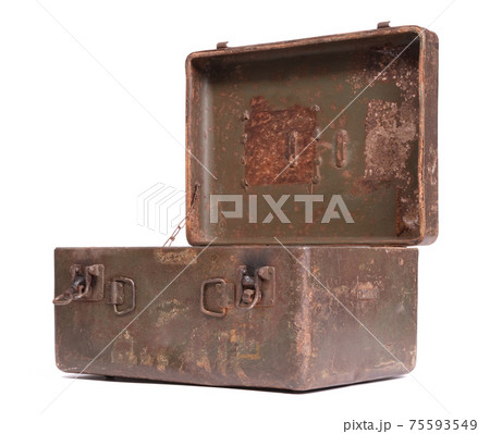 Old rusted green army case 75593549