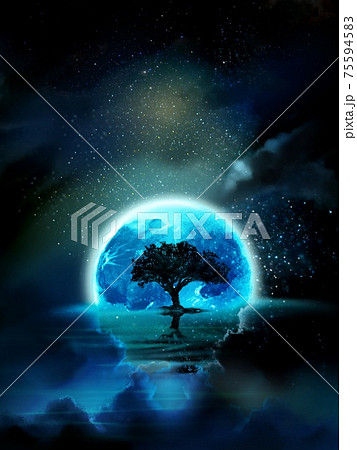 星空が海に反射し大きく輝く満月が海面に沈む前に聳え立つ木の不思議なシルエット 75594583