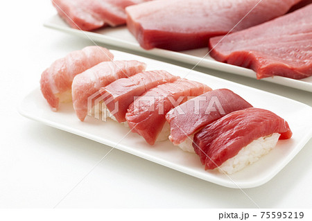 本マグロの寿司三種 大トロ 中トロ 赤身の写真素材