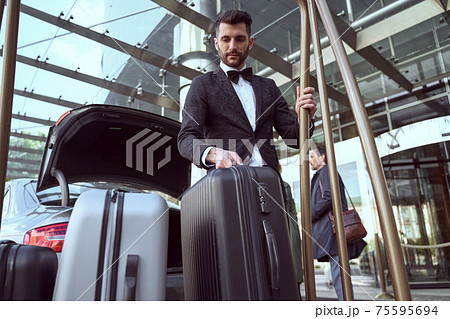Running the luggage dekivery operation safely and smoothly 75595694