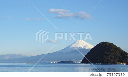 伊豆半島西伊豆絡みた富士山 75597330