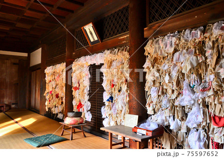 法界寺(日野薬師)薬師堂内のよだれ掛け:京都伏見区日野 法界寺(日野薬師)薬師堂内のよだれ掛け:京都伏見区日野 75597652