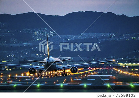 伊丹空港の夜景 離陸直前の飛行機 大阪府豊中市 伊丹空港の夜景 離陸直前の飛行機 大阪府豊中市 75599105