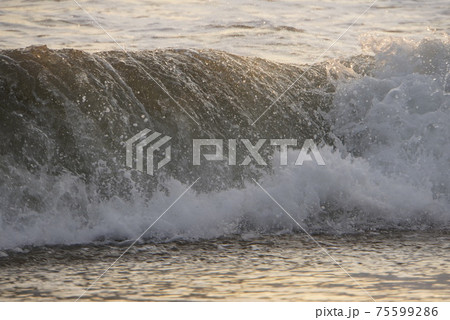 波打ち際のしぶき 波打ち際のしぶき 75599286