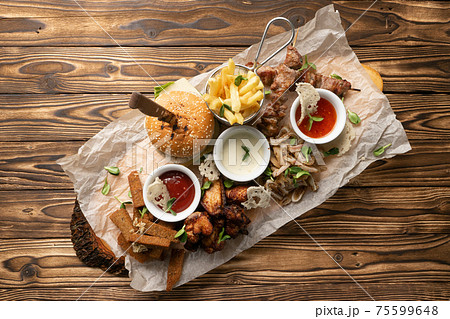 A large plate of beer snacks 75599648