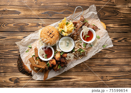 A large plate of beer snacks 75599654