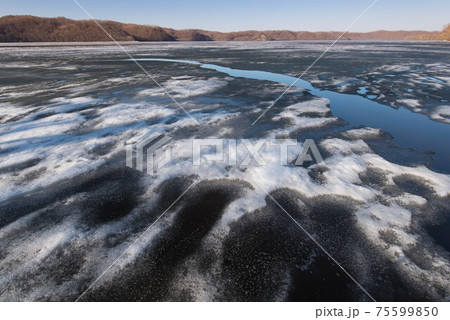 解氷が進む釧路湿原の塘路湖 75599850