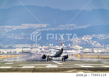 空港の風景　離陸直前の飛行機　大阪府豊中市 75601119